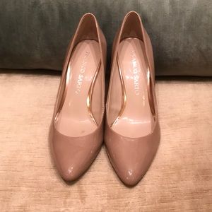 Nude patent leather pumps